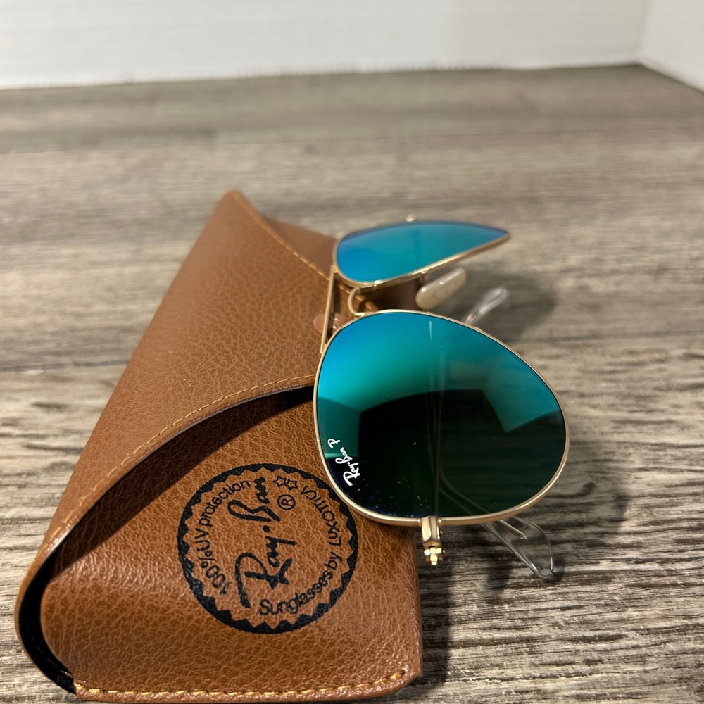 Ray-Ban Aviator Sunglasses with Green Lenses - Picture 5 of 6
